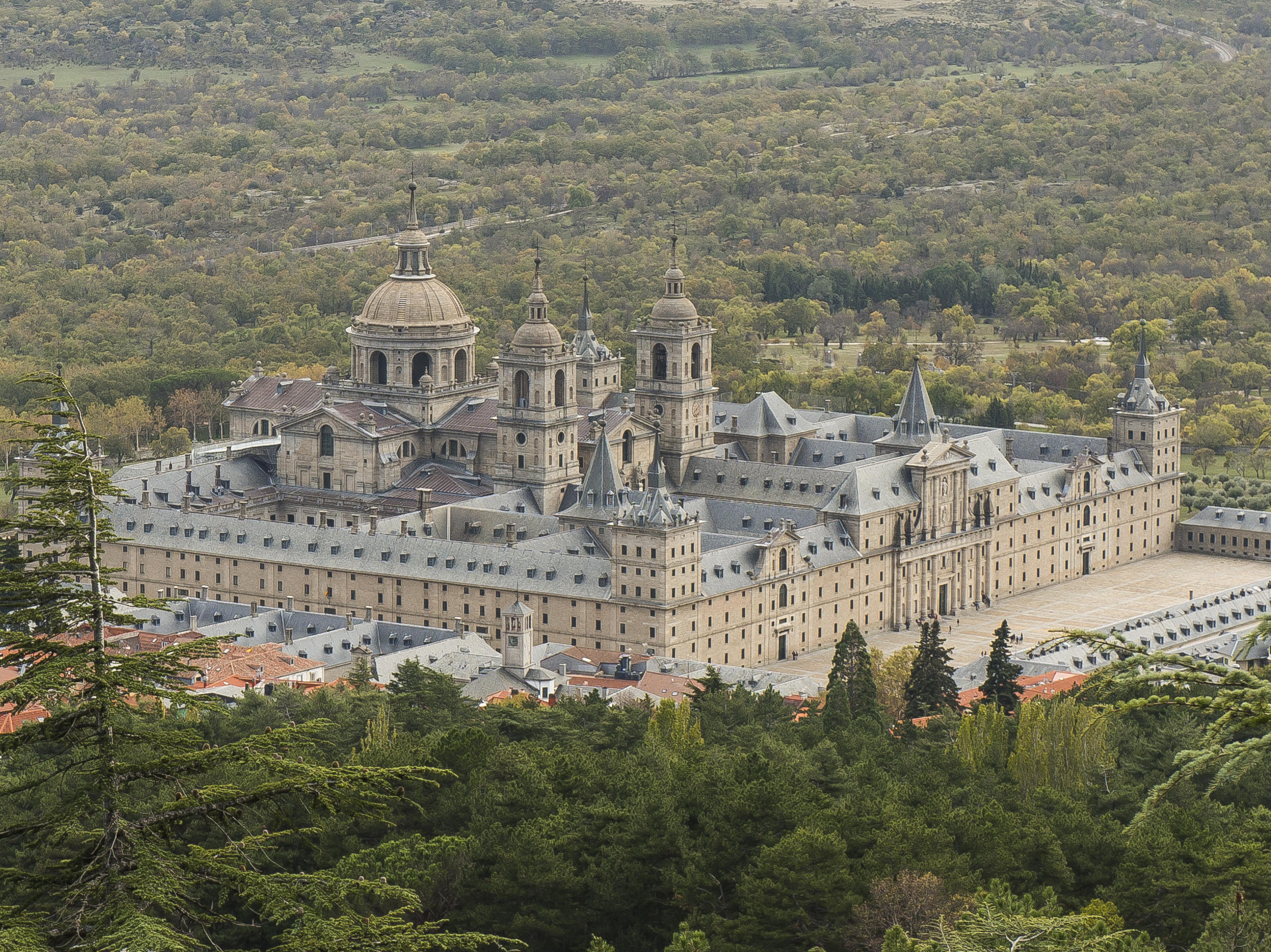 El_Escorial,_Madrid,_Spain_(cropped)
